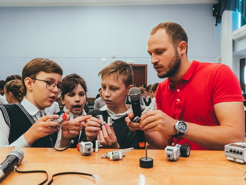 Астраханские школьники собирали роботов вместе с учёными АГУ