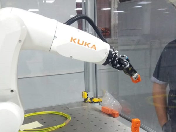 Студенты АГУ разрабатывают программы для робота KUKA