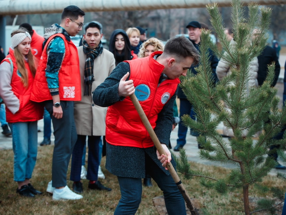 Студенты АГУ приняли участие в высадке деревьев в обновлённом сквере Коновалова