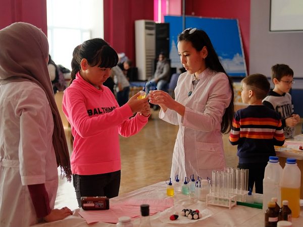 Химический факультет АГУ приглашает школьников на дополнительные занятия