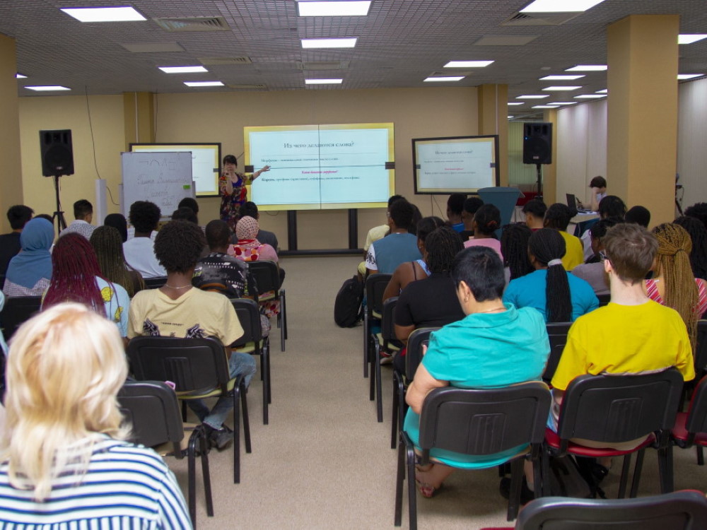 Иностранные студенты АГУ узнали о словообразовании в русском языке