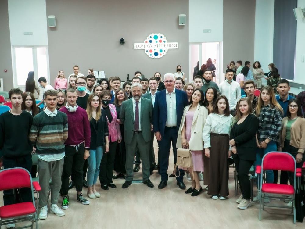 Евгений Примаков обсудил со студентами АГУ роль региона в развитии Прикаспия