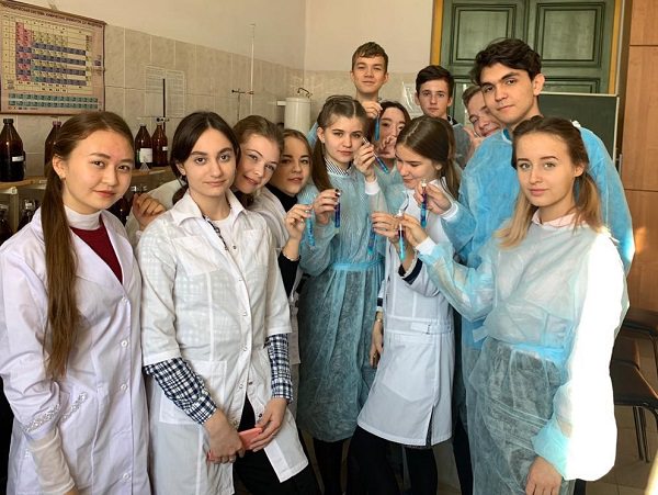 В Астраханском госуниверситете прошли занятия по химии для детей